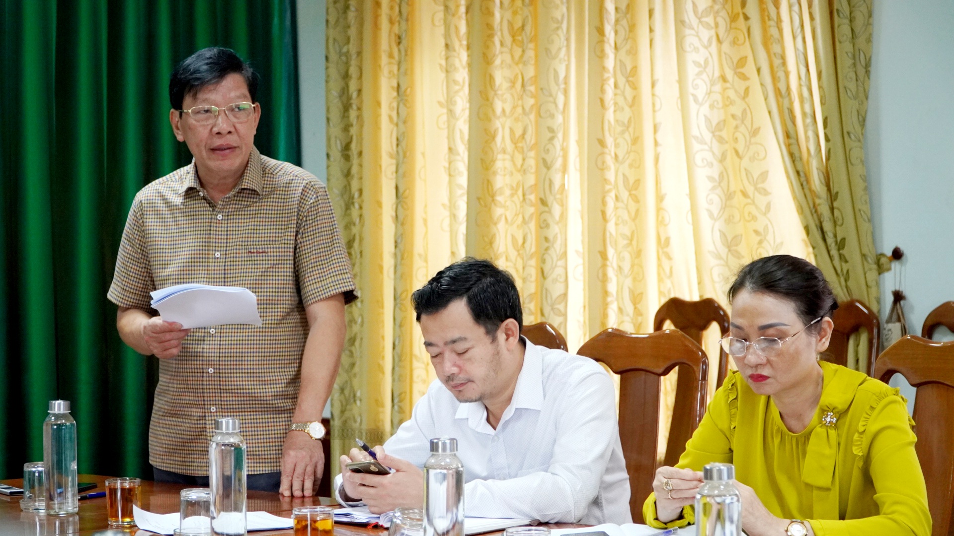 Bác sĩ Phan Thanh Hải Phó Giám đốc Sở Y tế báo cáo kết quả đạt được của toàn ngành trong 9 tháng đầu năm