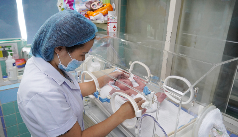 Bác sĩ Phạm Thị Ngọc Hân Trưởng khoa Nhi Bệnh viện HNVN CBĐH của những em bé trong lồng ấpjpg