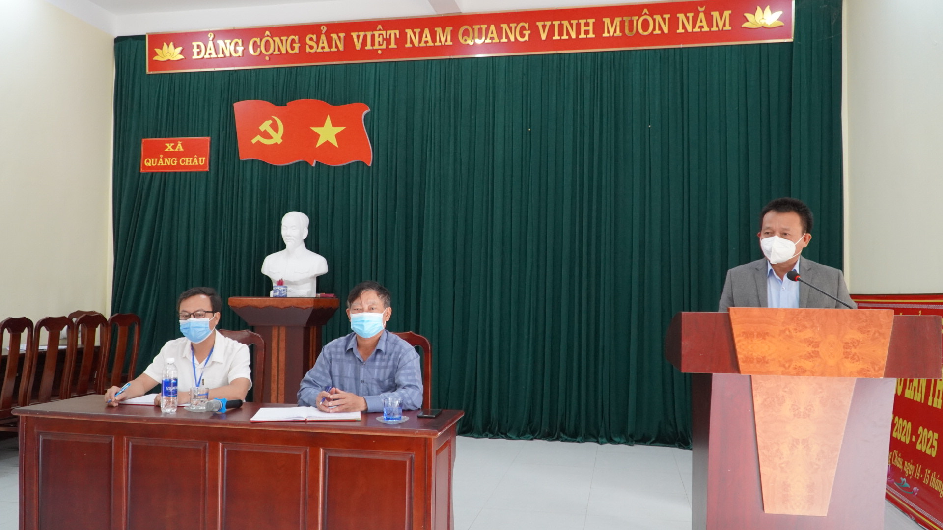 Bác sỹ Dương Thanh Bình Giám đốc Sở Y tế cùng Lãnh đạo CDC Quảng Bình họp khẩn với lãnh đạo huyện Quảng Trạch tại ổ dịch mới xã Quảng Châu bàn phương án phòng chống dịch 1