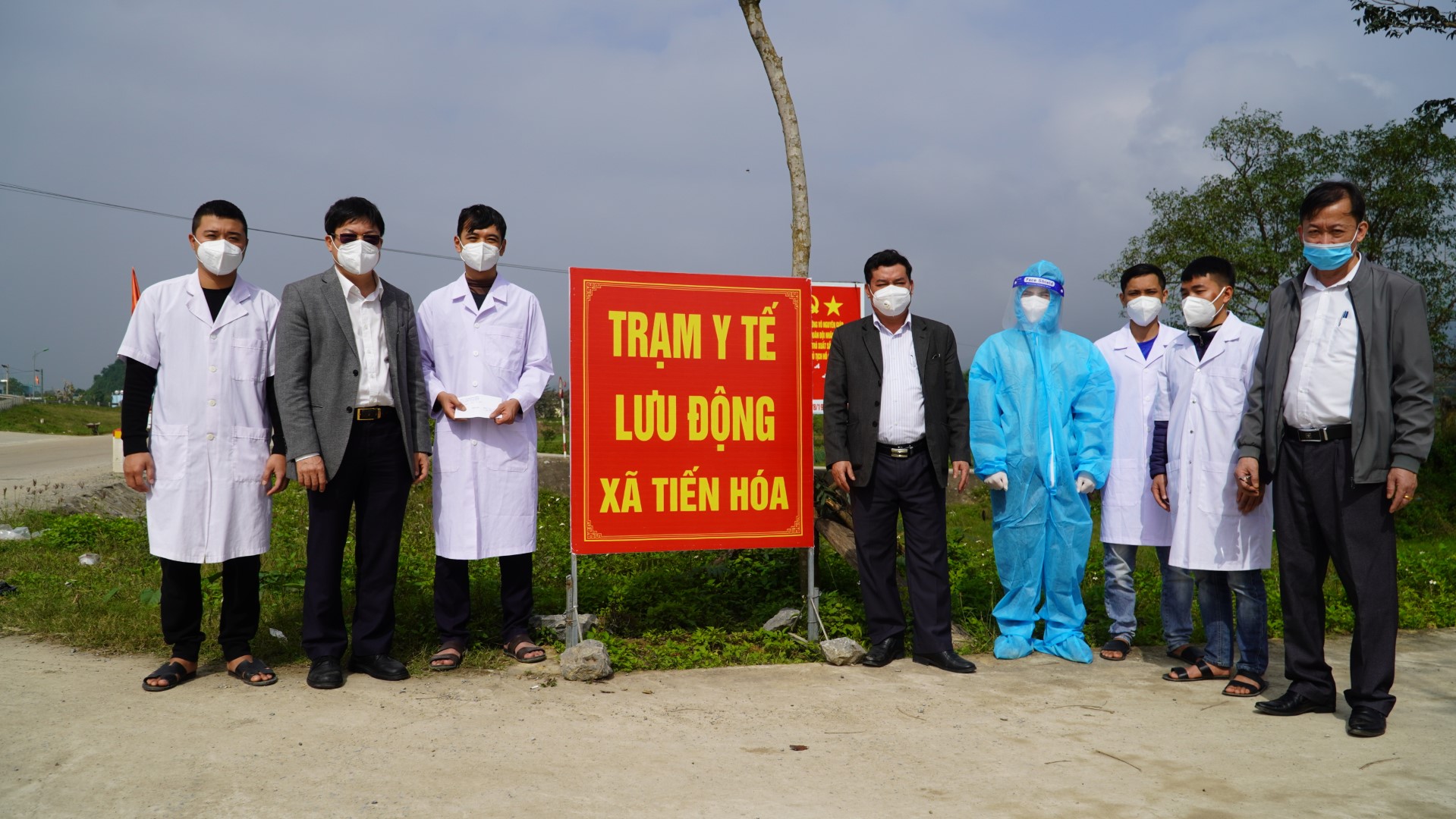 Bác sỹ Dương Thanh Bình Giám đốc Sở Y tế thăm động viên cán bộ tại Trạm y tế lưu động Custom