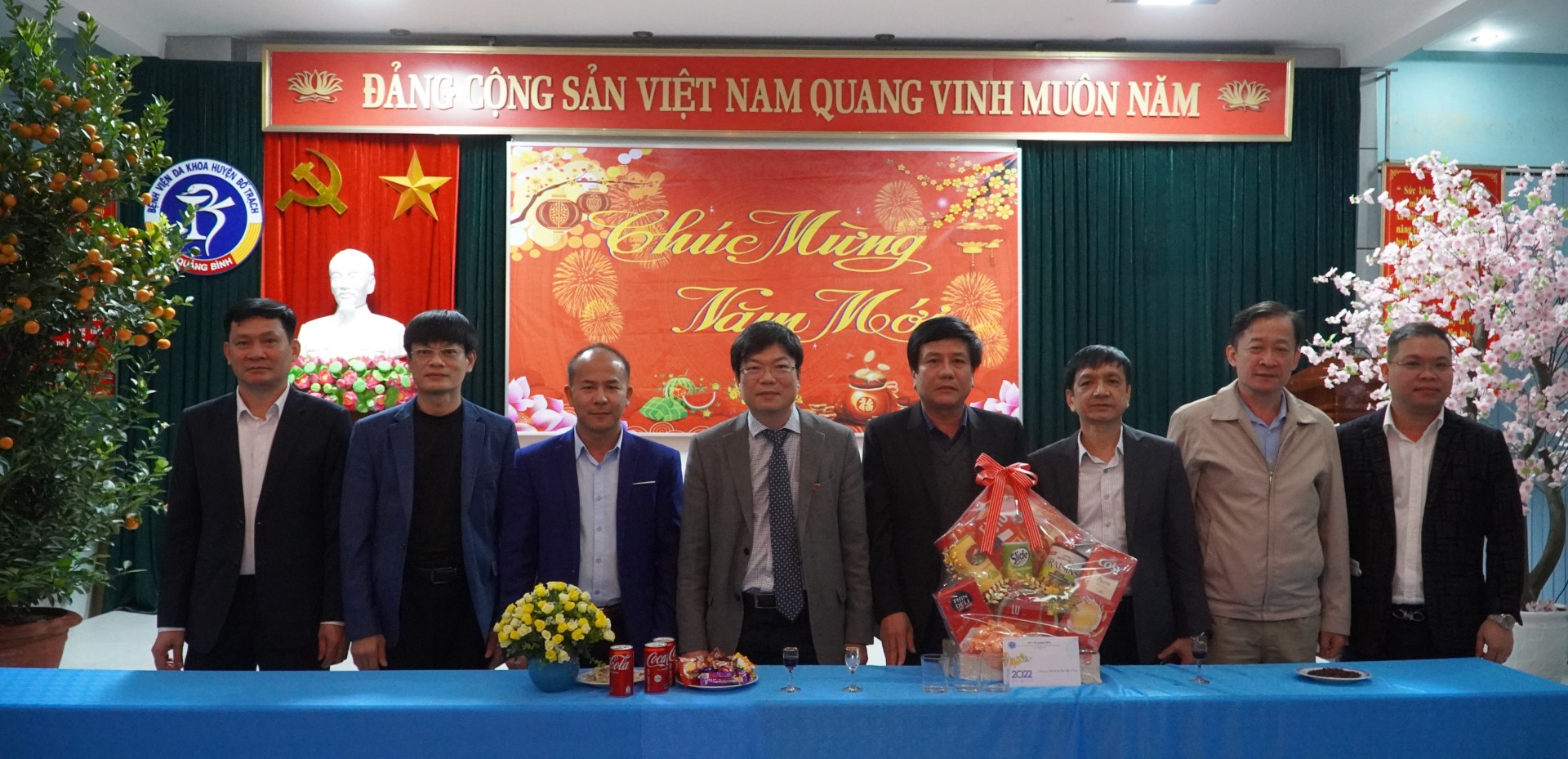 Bác sỹ Dương Thanh Bình Giám đốc Sở Y tế đã đến thăm chúc tết các cán bộ huyện Bố Trạch Custom