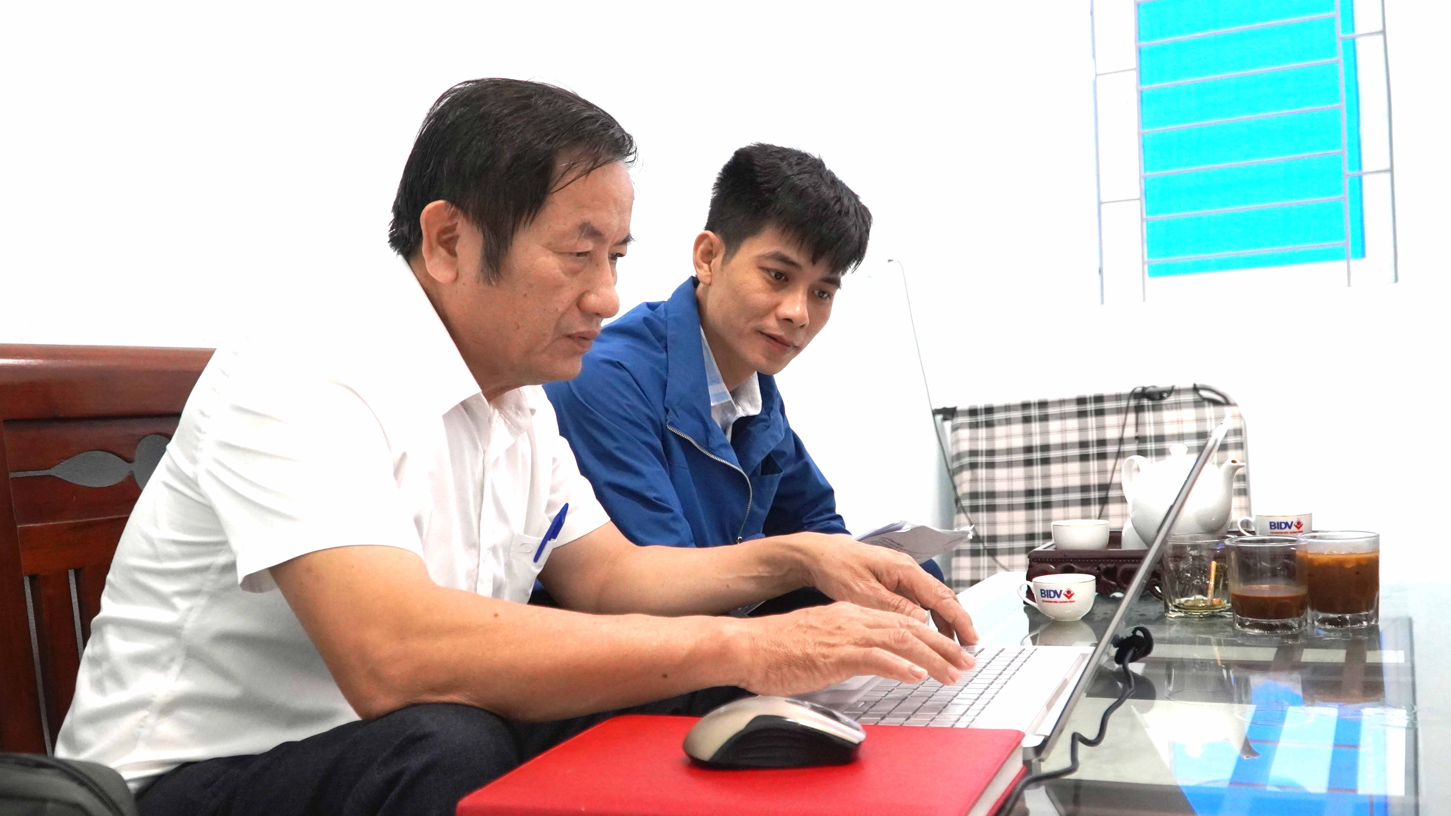 Bác sỹ Nguyễn Anh Đông Phó giám đốc Trung tâm Kiểm soát bệnh tật cùng đoàn công tác giám sát tại huyện Bố Trạch 6