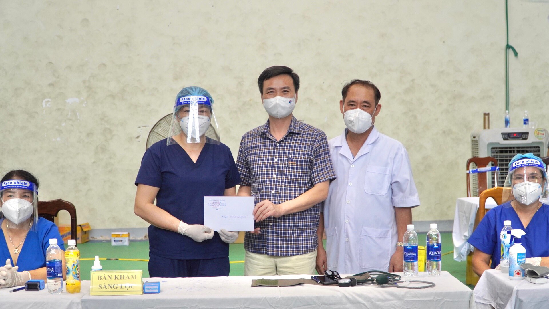 Bác sỹ Nguyễn Đức Cường Giám đốc Sở Y tế tặng quà động viên đội ngũ cán bộ hưu trí tham gia Chiến dịch tiêm chủng vắc xin Covid 19