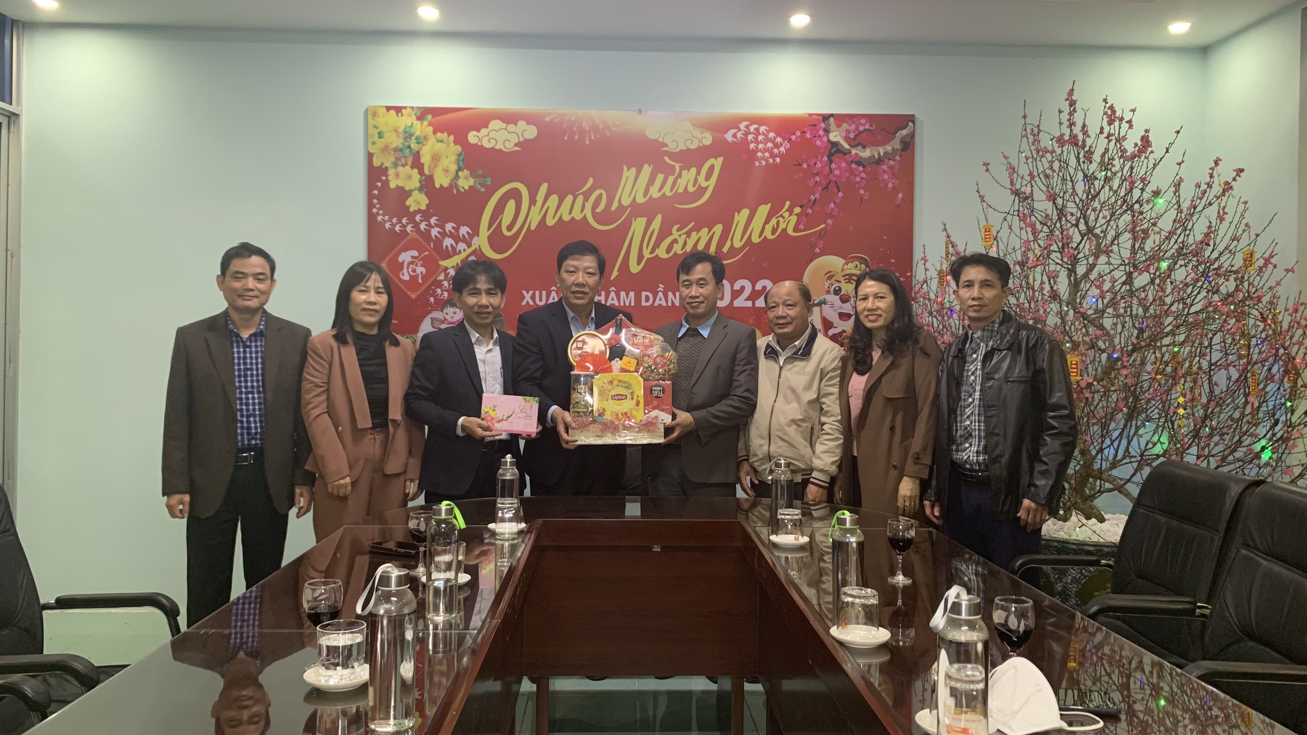 Bác sỹ Phan Thanh Hải PGĐ Sở Y tế thăm chúc tết tại Bệnh viện Đa khoa khu vực Bắc Quảng Bình và Trung tâm Y tế huyện Quảng Ninh