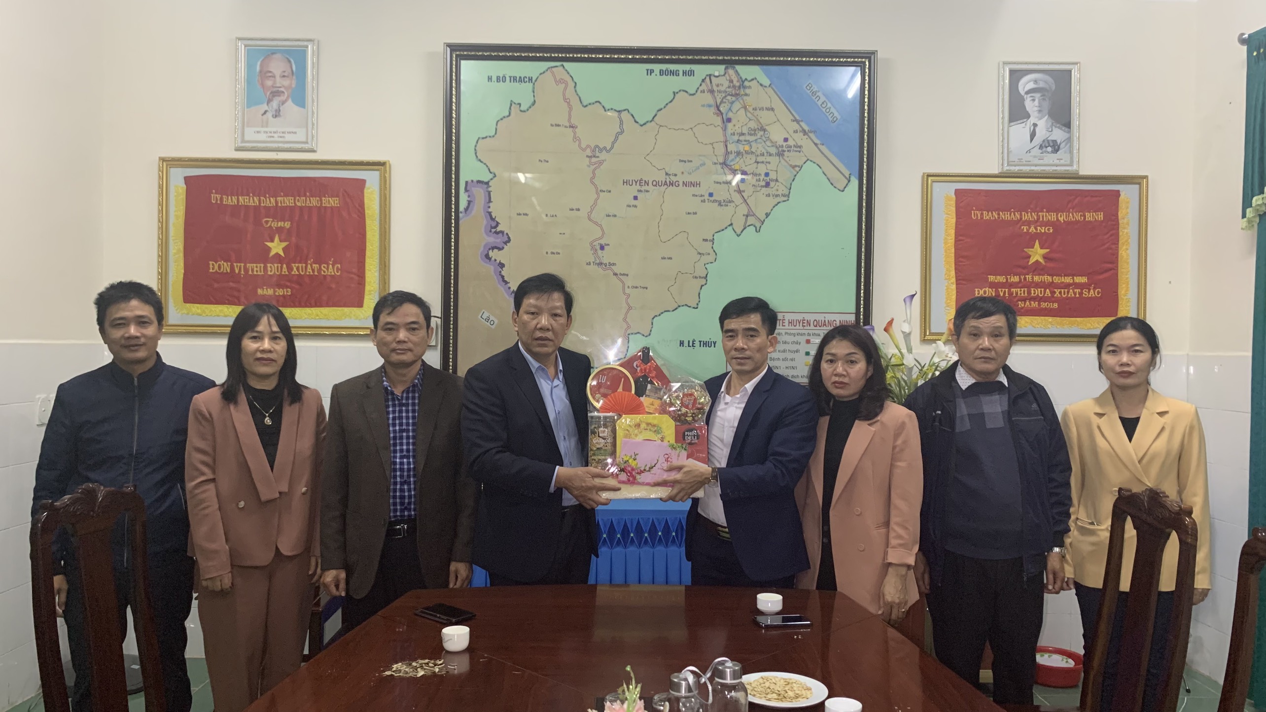 Bác sỹ Phan Thanh Hải PGĐ Sở Y tế thăm chúc tết tại Bệnh viện Đa khoa khu vực Bắc Quảng Bình và Trung tâm Y tế huyện Quảng Ninh 2