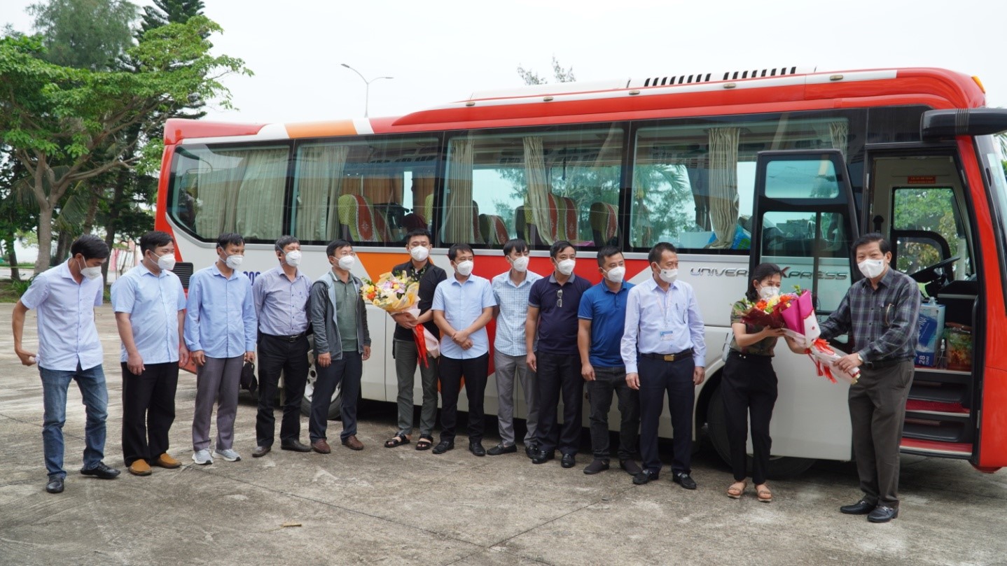 Bác sỹ Phan Thanh Hải Phó Giám đốc Sở Y tế tặng hoa chúc mừng đoàn công tác trở về