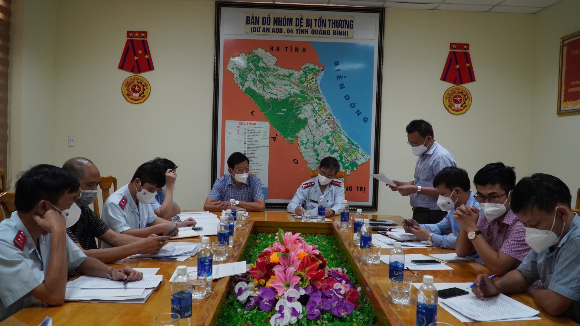 Bác sỹ Đỗ Quốc Tiệp Giám đốc CDC Quảng Bình báo cáo với đoàn công tác .1 Large