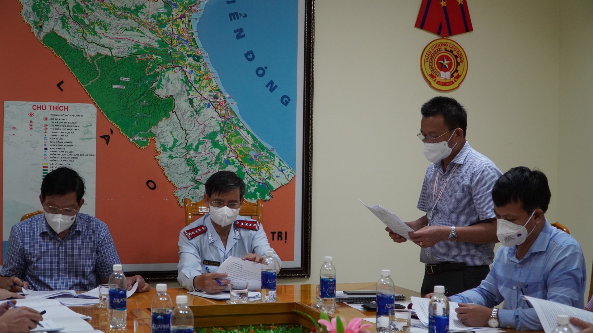 Bác sỹ Đỗ Quốc Tiệp Giám đốc CDC Quảng Bình báo cáo với đoàn công tác Large