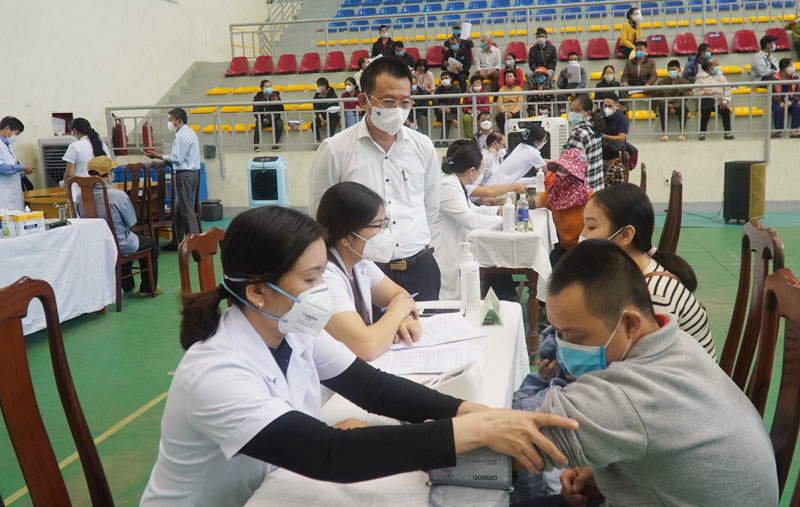 Bác sỹ Đỗ Quốc Tiệp Giám đốc CDC Quảng Bình giám sát công tác tiêm chủng