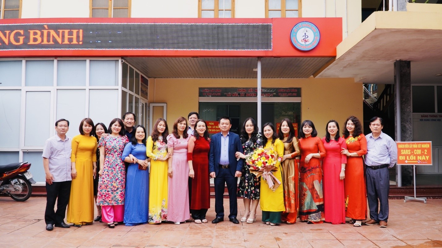 Bác sỹ Đỗ Quốc Tiệp Giám đốc trung tâm phát biểu chúc mừng 6