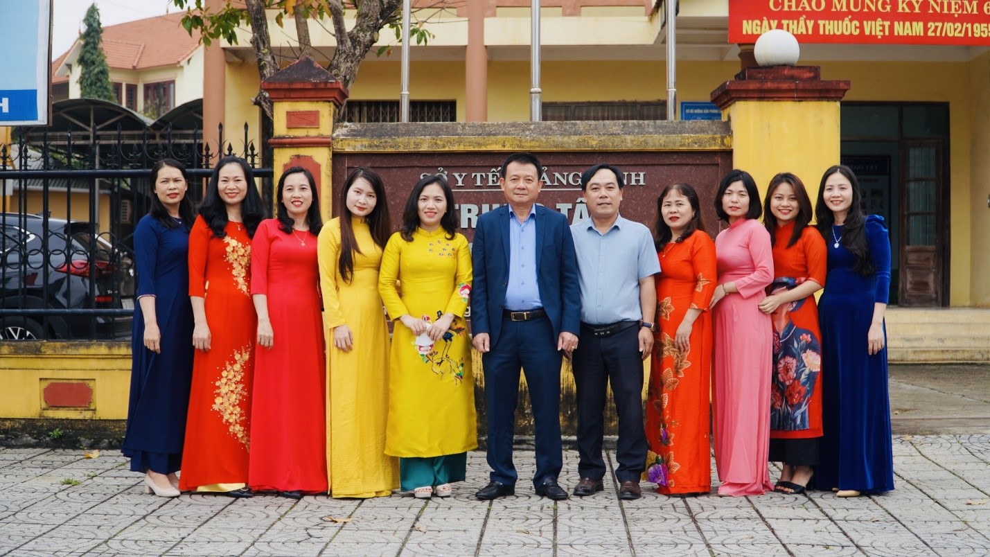 Bác sỹ Đỗ Quốc Tiệp Giám đốc trung tâm phát biểu chúc mừng 7