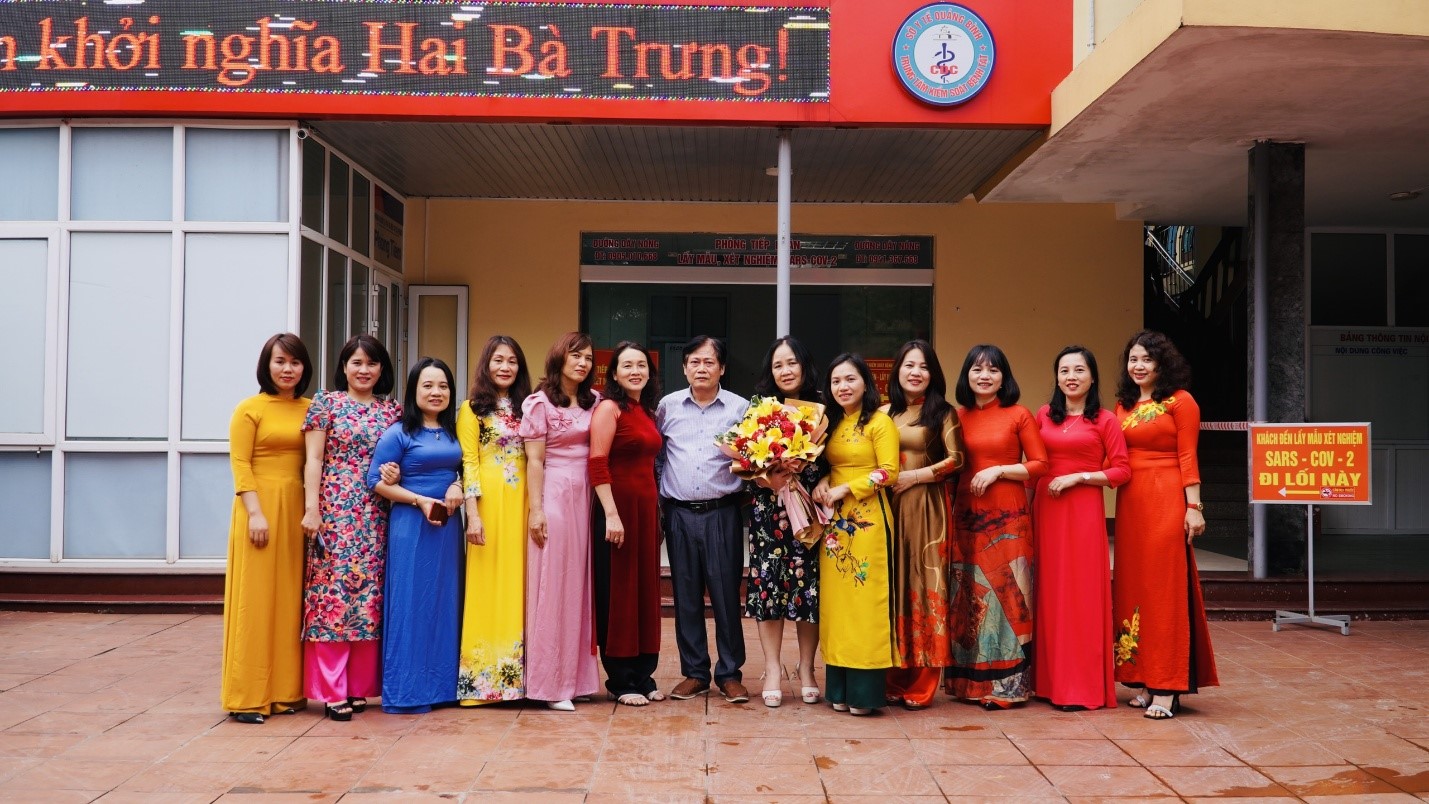 Bác sỹ Đỗ Quốc Tiệp Giám đốc trung tâm phát biểu chúc mừng 9