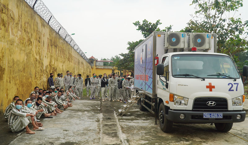 CDC Quảng Bình chụp chụp XQ phổi cho phạm nhân bằng xe X Quang kỹ thuật số lưu động 8