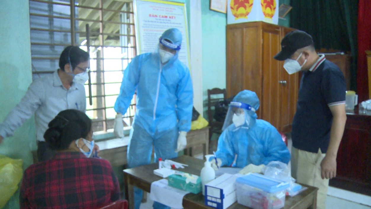 CDC Quảng Bình hỗ trợ giám sát công tác lấy mẫu xét nghiệm cho lực lượng y tế tư nhân