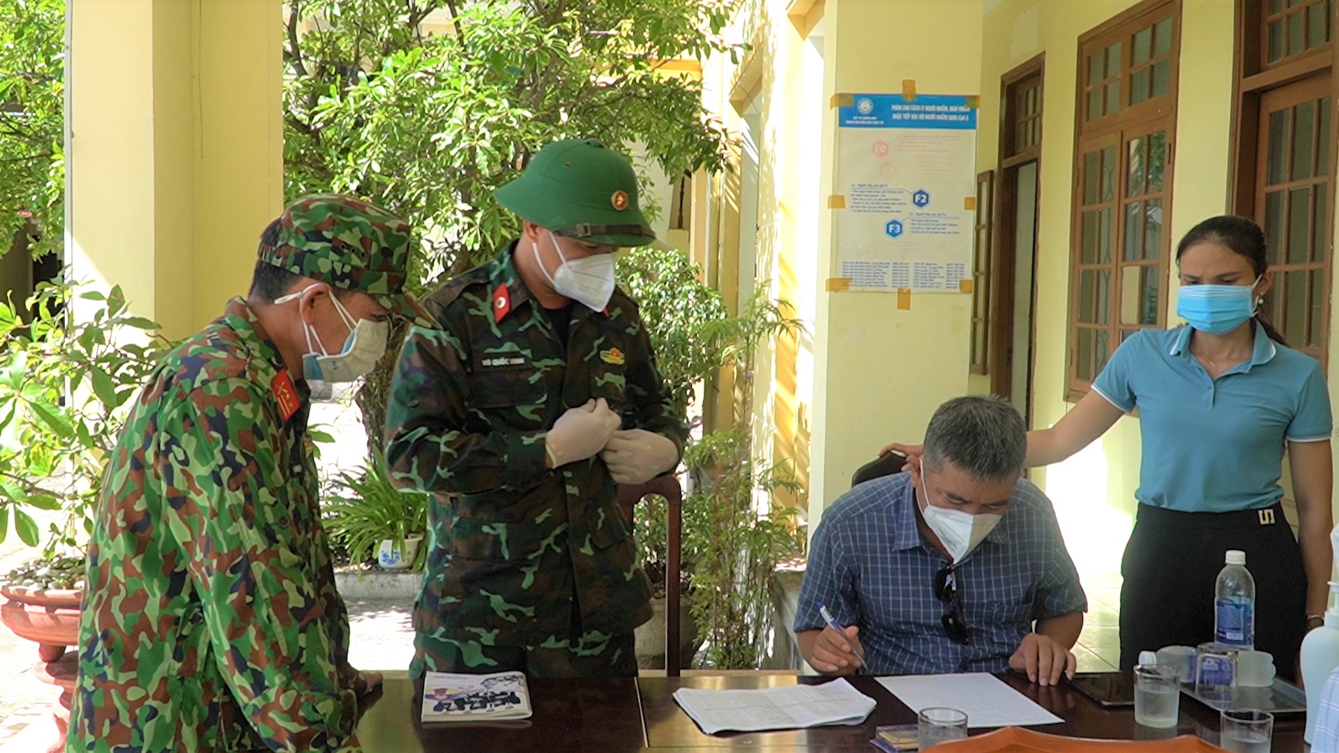 CDC Quảng Bình phối hợp với các lực lượng chức năng điều tra truy vết các trường hợp liên quan đến bệnh nhân