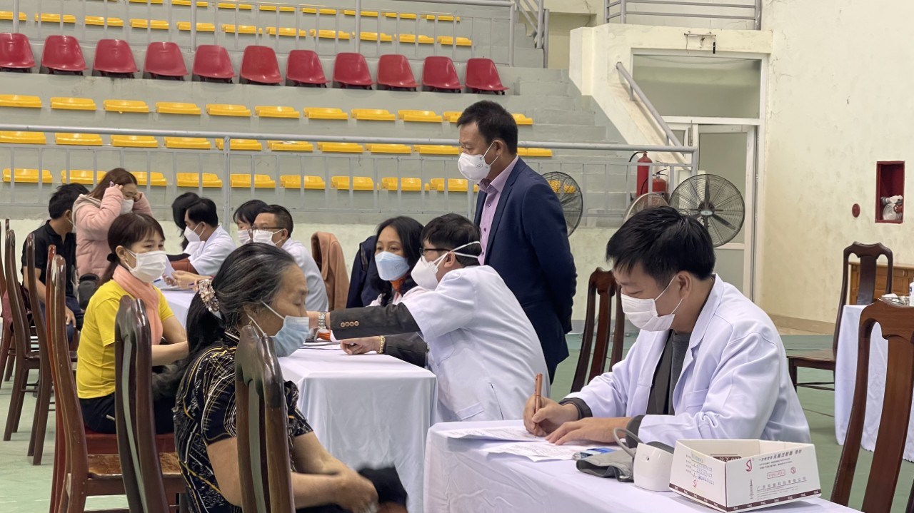 CDC Quảng Bình triển khai chiến dịch tiêm chủng mùa xuân tại nhà thi đấu thể thao Công an tỉnhjpg