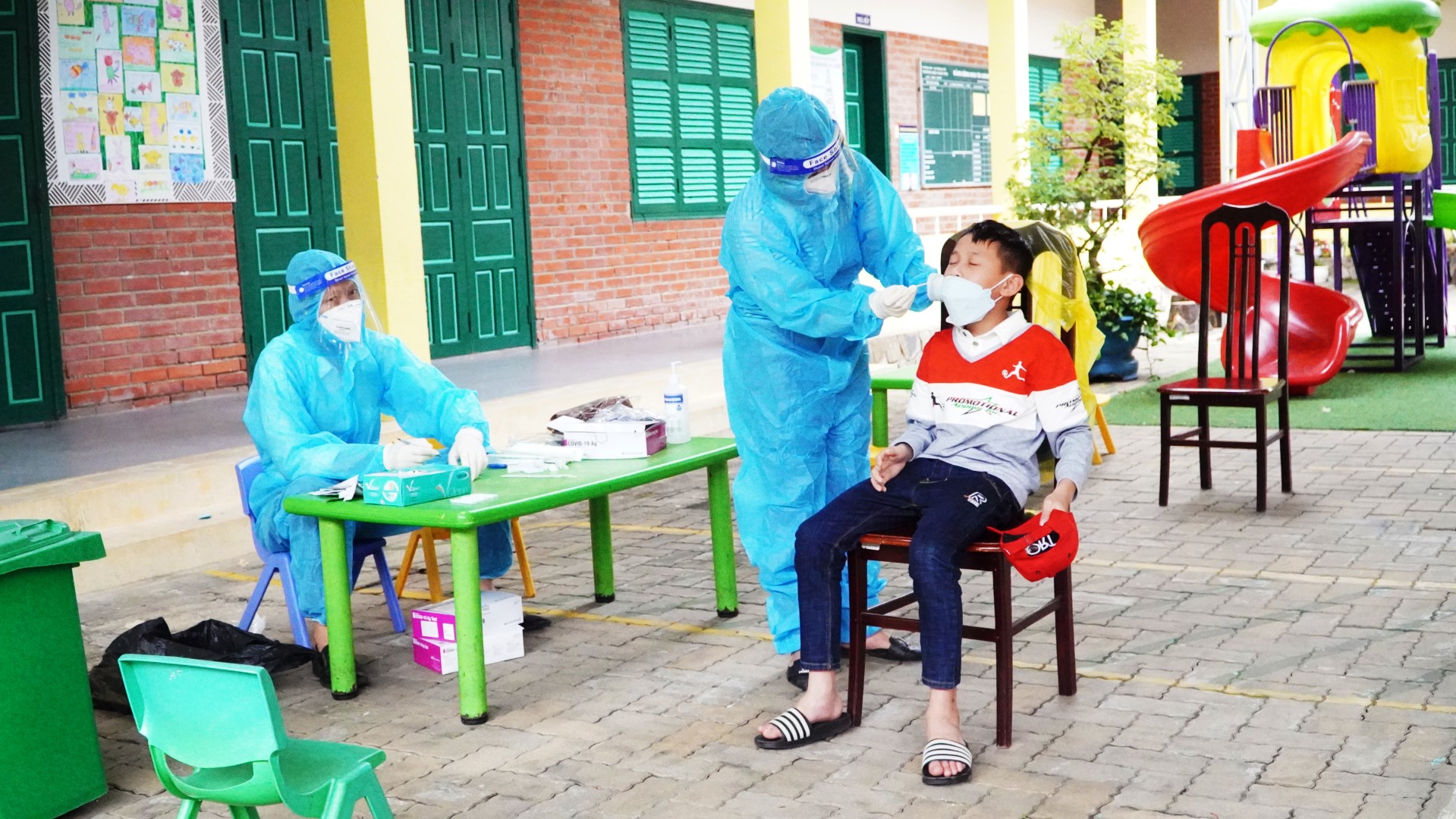 CDC Quảng Bình triển khai test nhanh kháng nguyên cho toàn bộ trẻ em các mẹ và cán bộ Làng trẻ em SOS Đồng HớiJPG