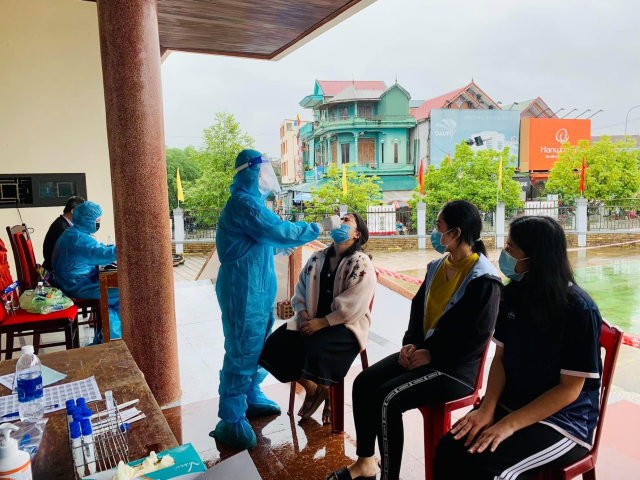 CDC Quảng Bình tăng cường công tác xét nghiệm diện rộng cho người dân ở khu vực có nguy cơ cao. Small