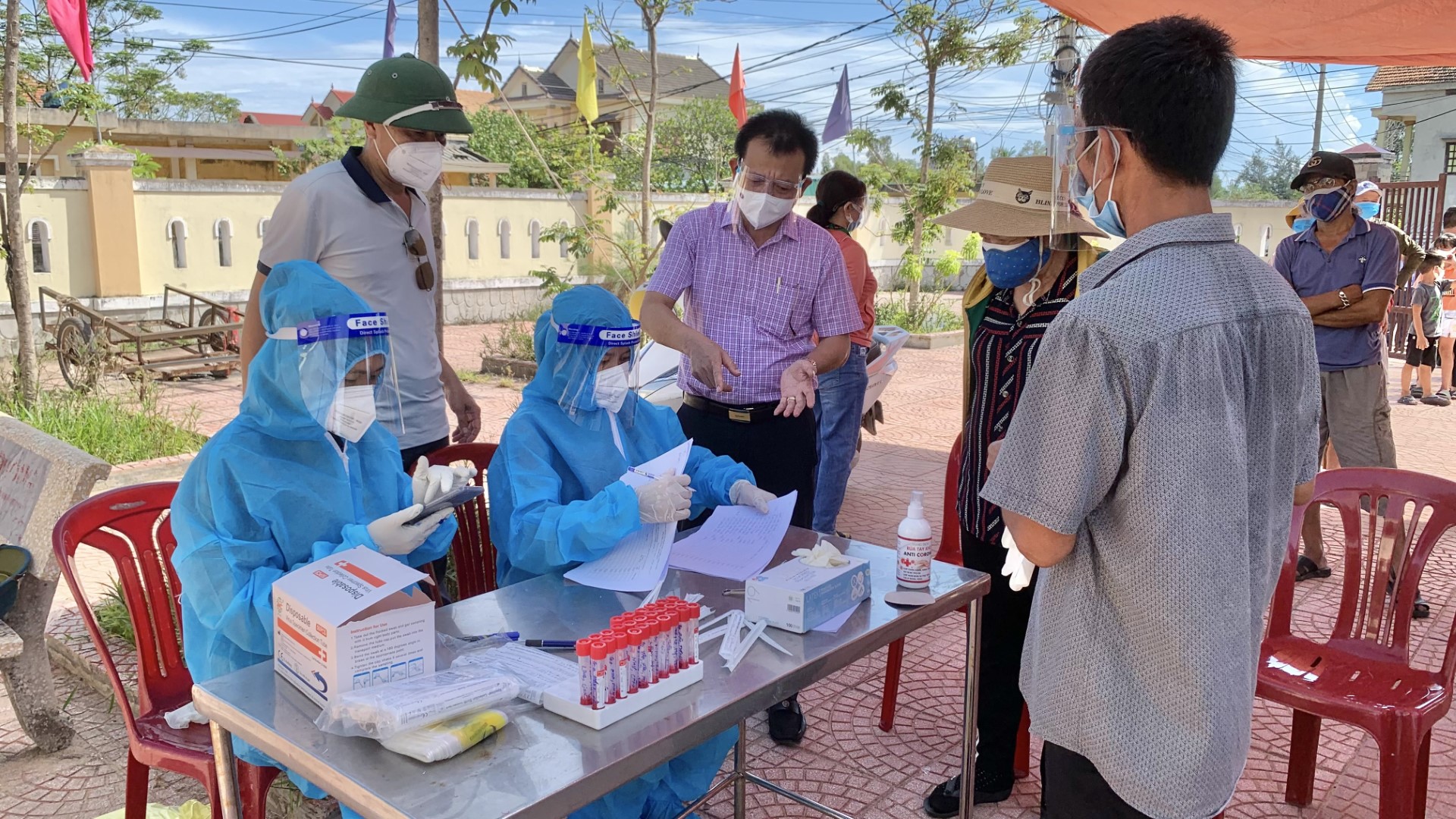 CDC Quảng Bình tập trung xét nghiệm RT PCR diện rộng cho người dân vùng cách ly phong tỏa ở xã Bảo Ninh thành phố Đồng Hới. Large