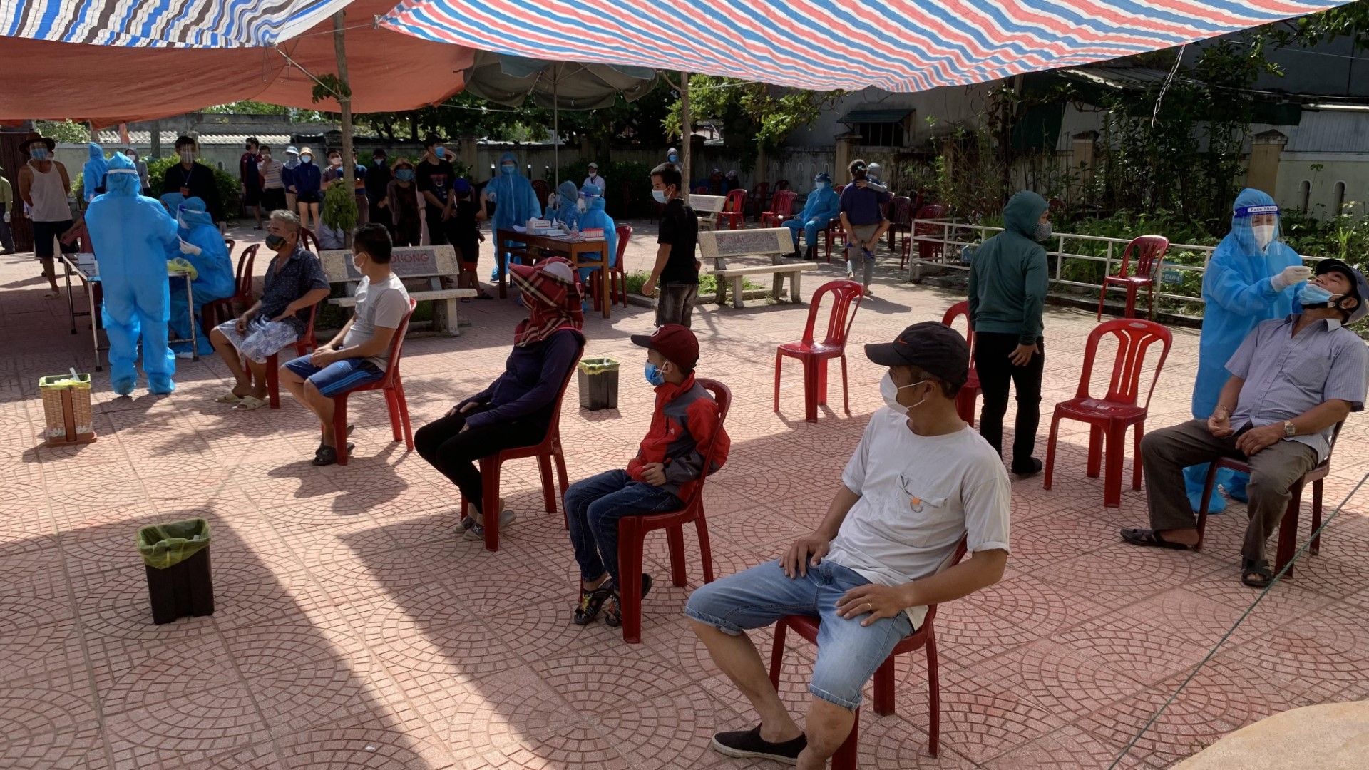 CDC Quảng Bình tập trung xét nghiệm RT PCR diện rộng cho người dân vùng cách ly phong tỏa ở xã Bảo Ninh thành phố Đồng Hới 2 Large