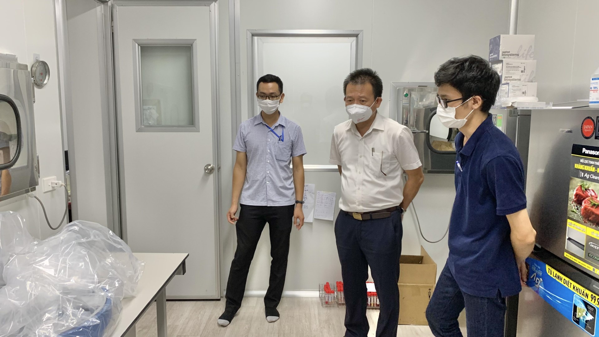 CDC Quảng Bình đã tiếp nhận và lắp đặt máy xét nghiệm của Công ty cổ phần Tập đoàn Trường Thịnh ngay trong đêm 2 9. Large