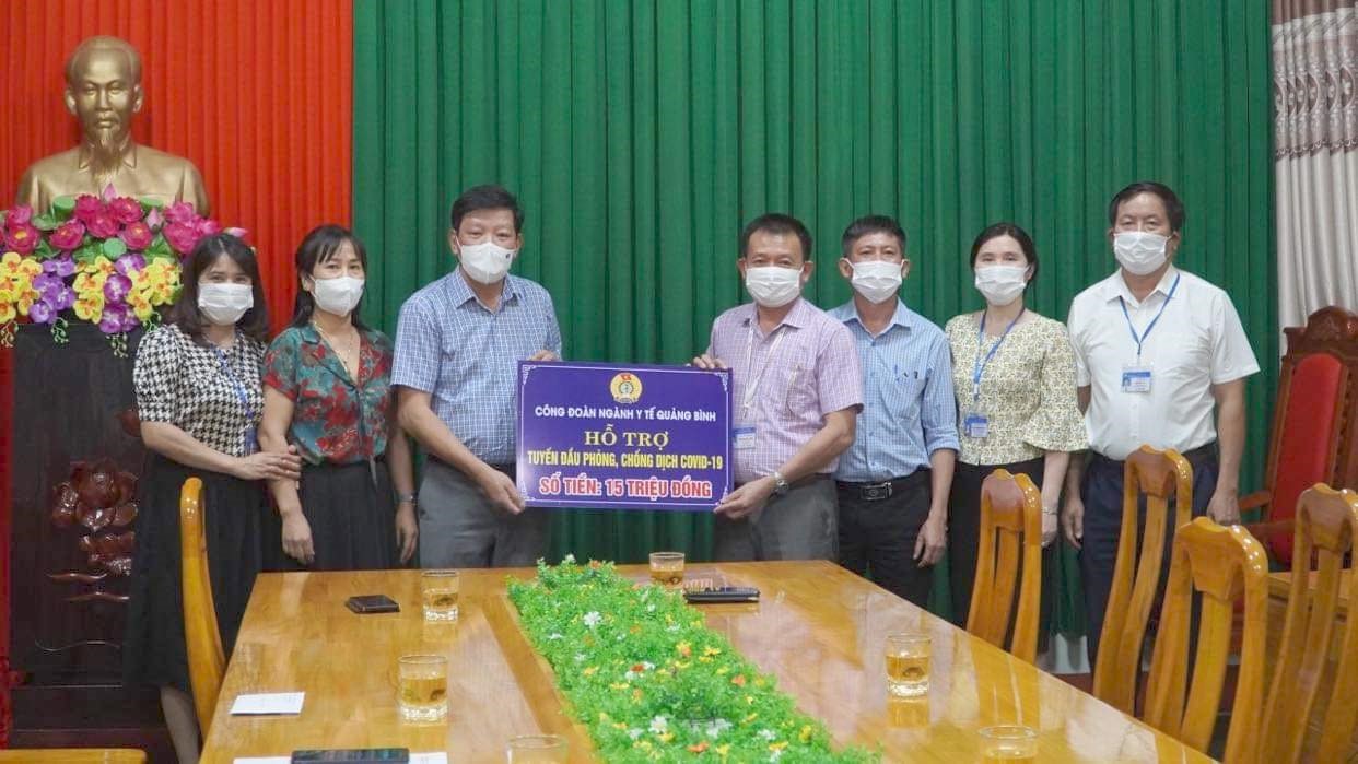 Chủ tịch Công đoàn ngành Y tế thăm tặng quà lực lượng tuyến đầu Trung tâm Kiểm soát bệnh tật