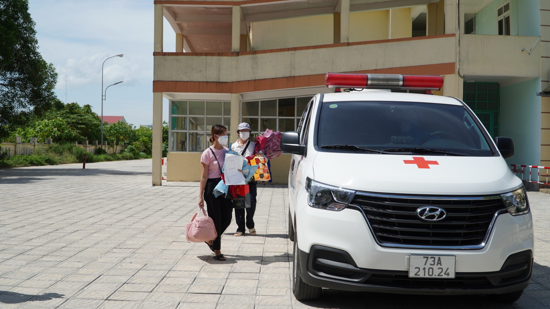 Các Bênh nhân xuất viện được bố trí phương tiện vận chuyển về nhà riêng Trường hợp L.X.S quê ở Thanh Hoá đã được Bệnh viện dã chiến tạo điều kiện vận chuyển bàn giao cho CDC Thanh Hoá. Large