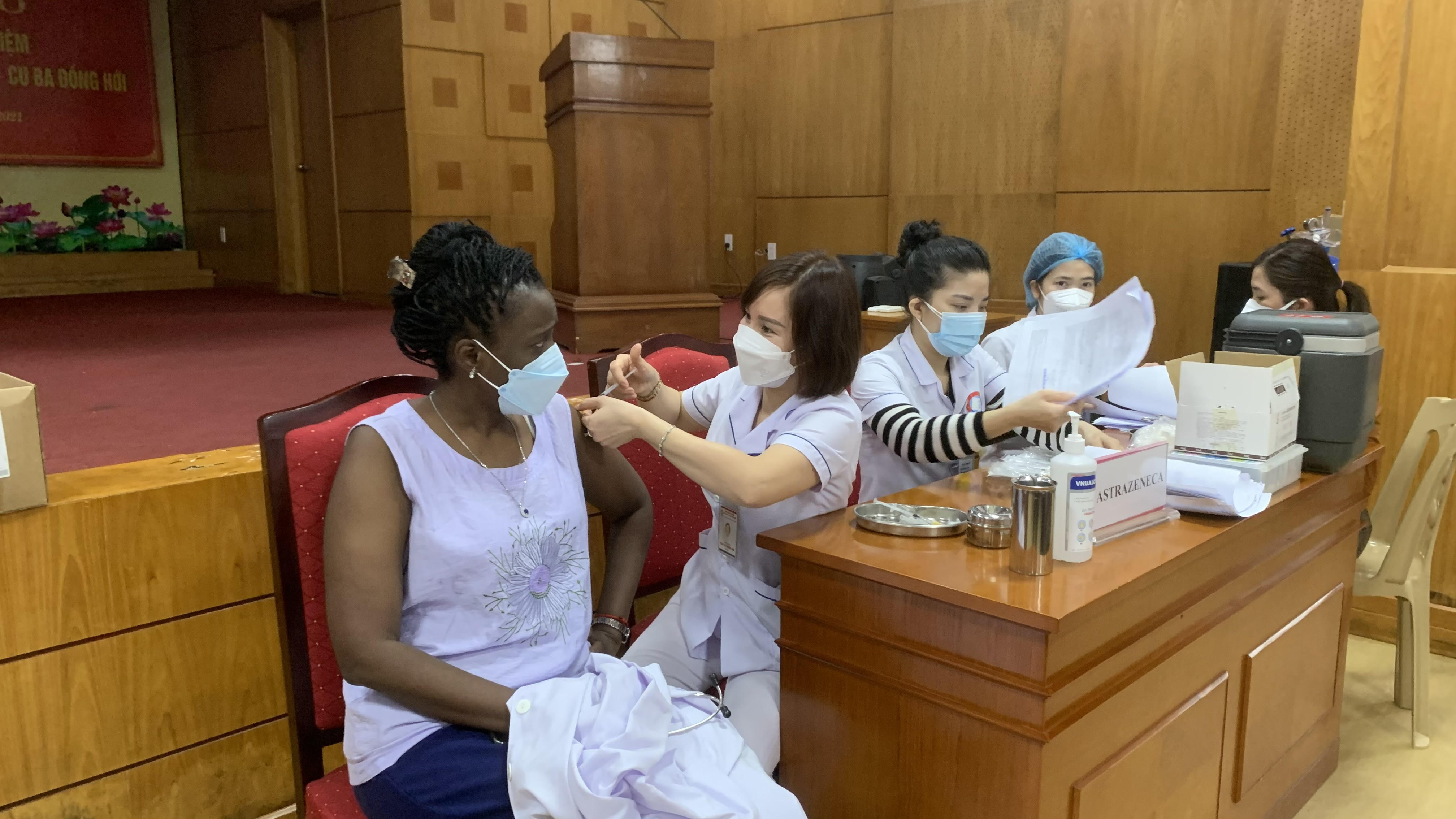Các bác sỹ Cu Ba đang công tác tại Bệnh viện hữu nghị Việt Nam Cuba Đồng Hới tiêm vắc xin mũi 3 phòng Covid 19jpg