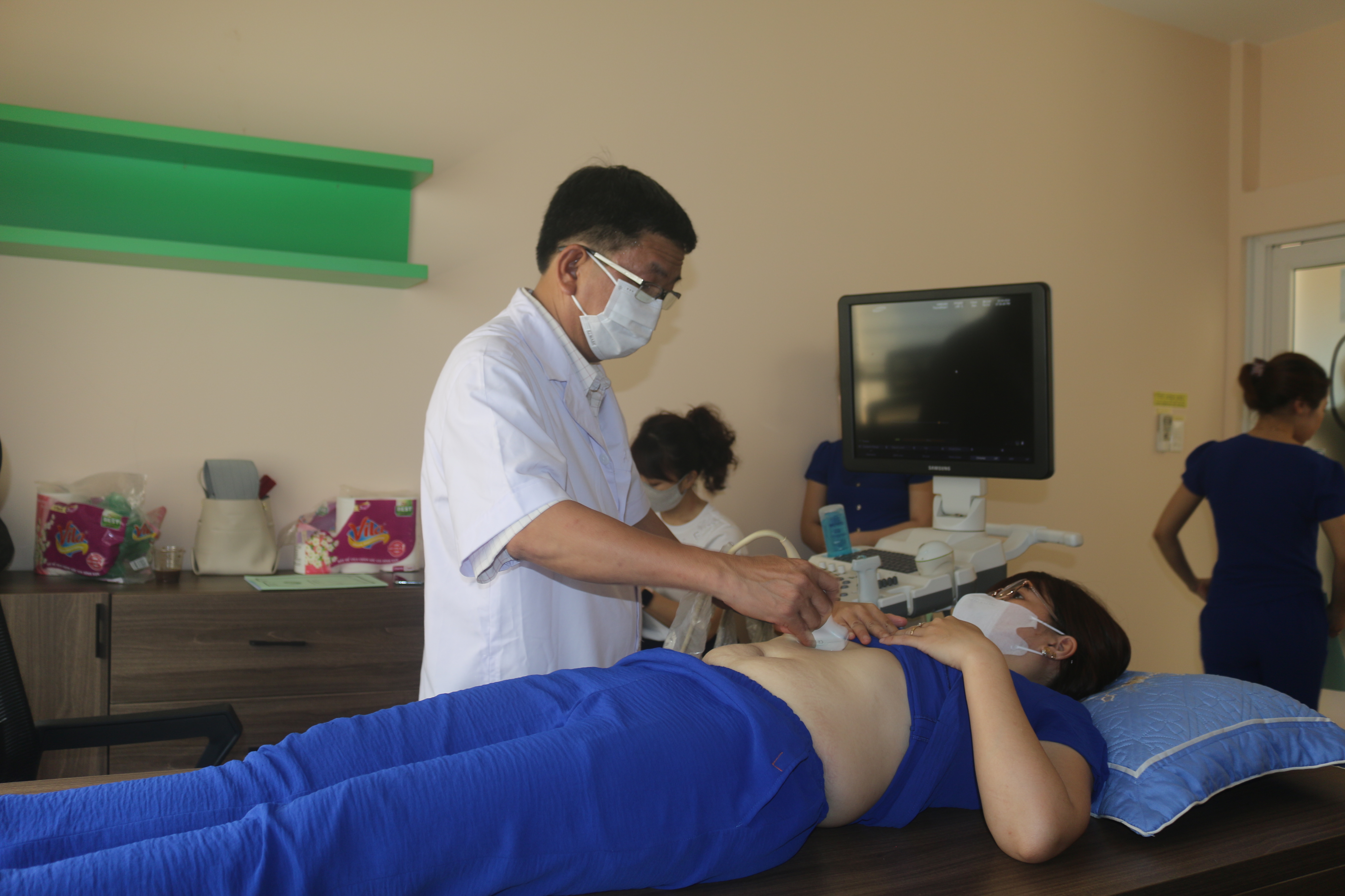 Các_bác_sỹ_Trung_tâm_Kiểm_soát_bệnh_tật_tỉnh_Siêu_âm_tổng_quát_cho_NLĐ.JPG
