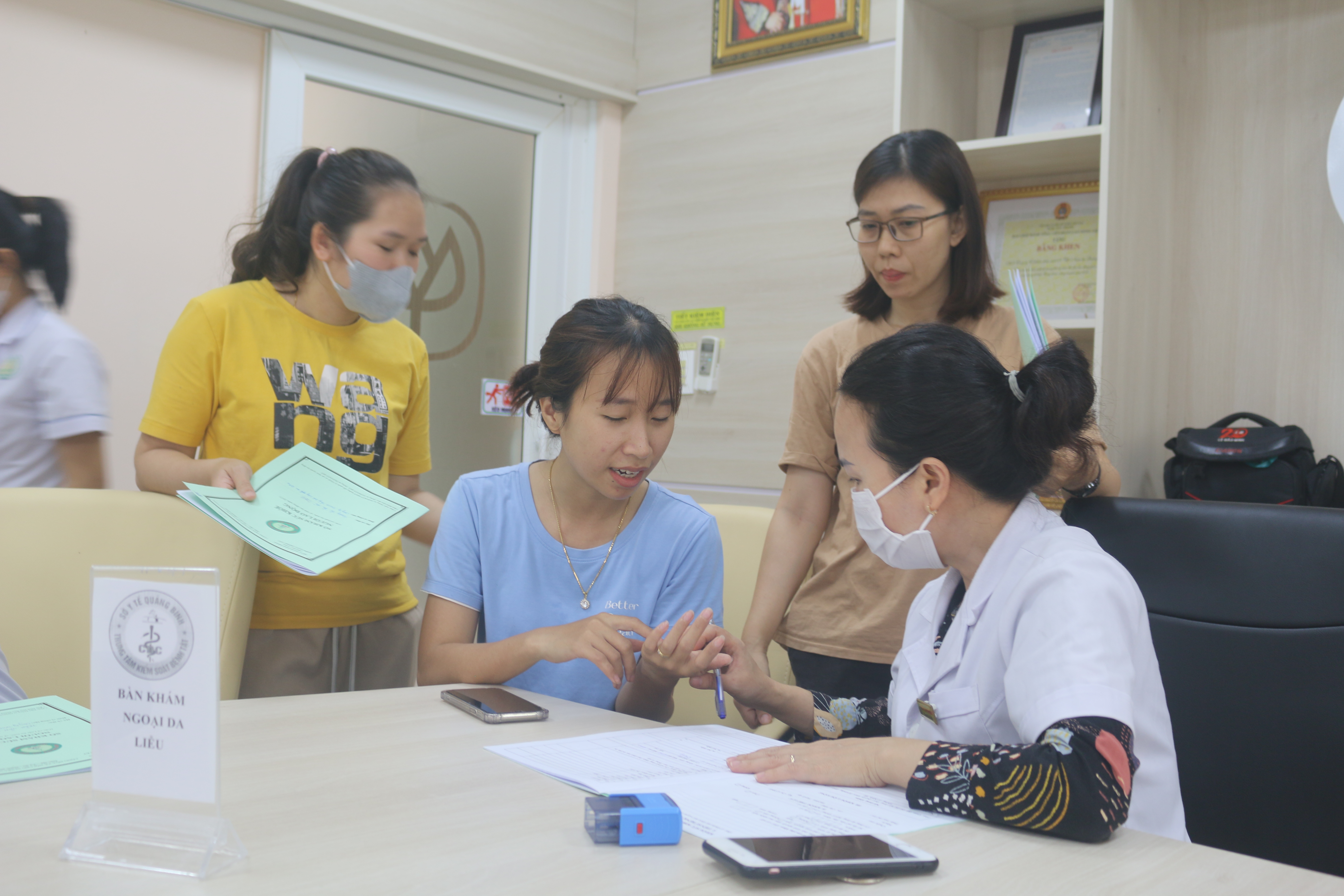 Các_bác_sỹ_Trung_tâm_Kiểm_soát_bệnh_tật_tỉnh_đang_khám_sức_khỏe_cho_người_lao_động.JPG