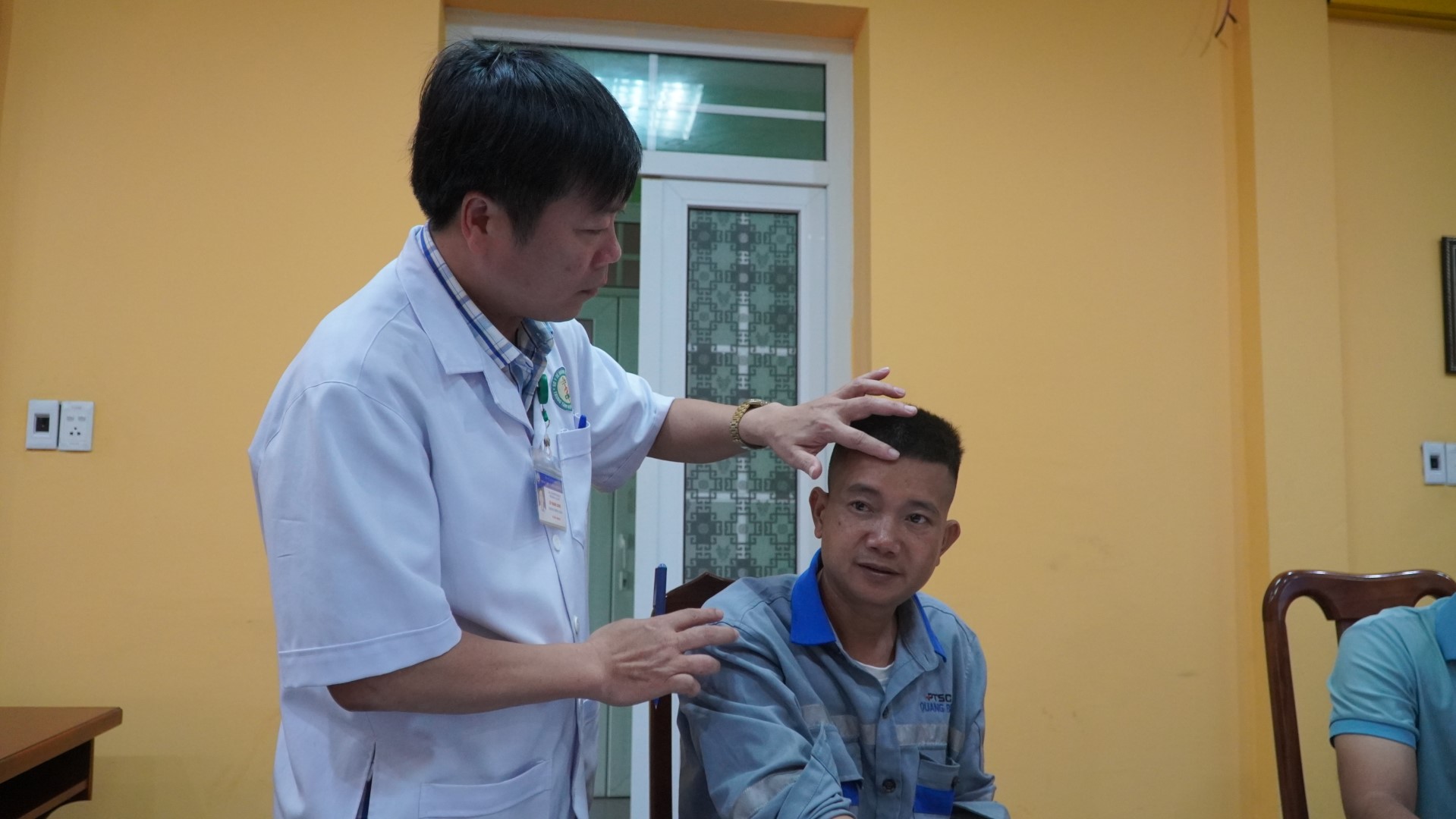 Các_bác_sỹ_Trung_tâm_Kiểm_soát_bệnh_tật_đang_Khám_sức_khỏe_cho_cán_bộ_công_nhân_người_lao_động_công_ty_BS_Long_Large.JPG