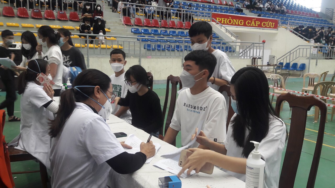 Các em học sinh THPT đang được khám sàng lọc và tiêm phòng vắc xin Covid 19jpg