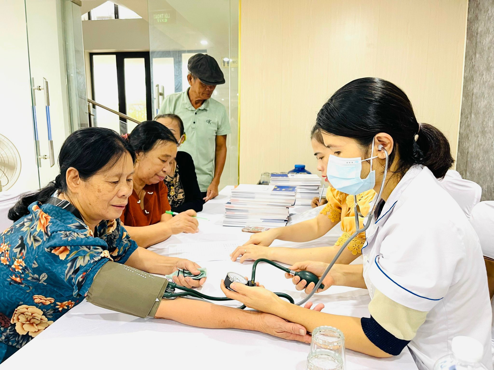 Các_y_bác_sĩ_tiến_hành_đo_huyết_áp_cho_NCT_tại_lớp_tập_huấn.jpg