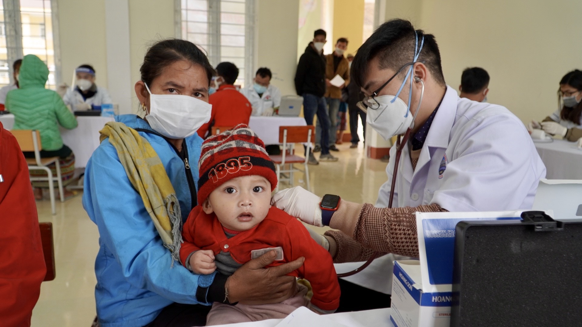 Các y bác sỹ Đoàn viên thanh niên tư vấn và khám bệnh cho người dân xã Trọng Hoá 1