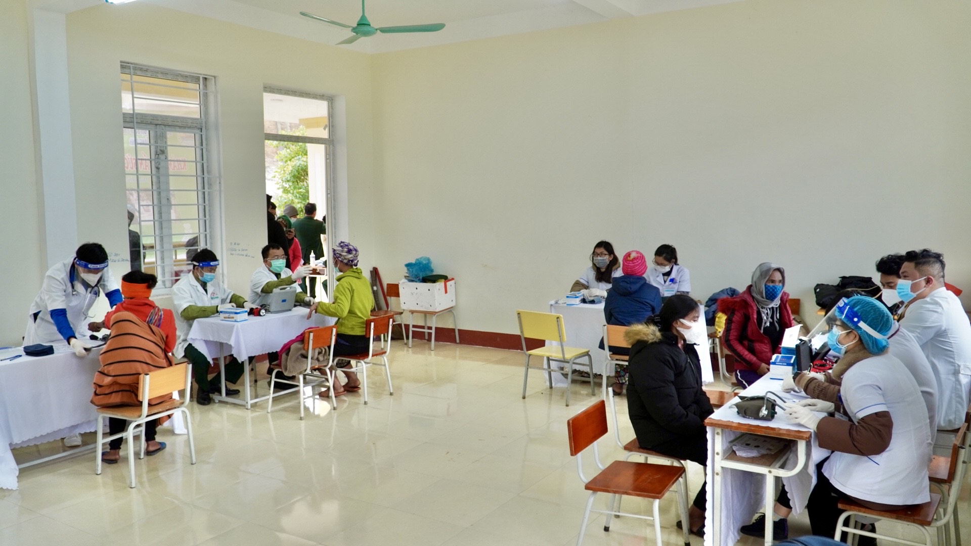 Các y bác sỹ Đoàn viên thanh niên tư vấn và khám bệnh cho người dân xã Trọng Hoá 2