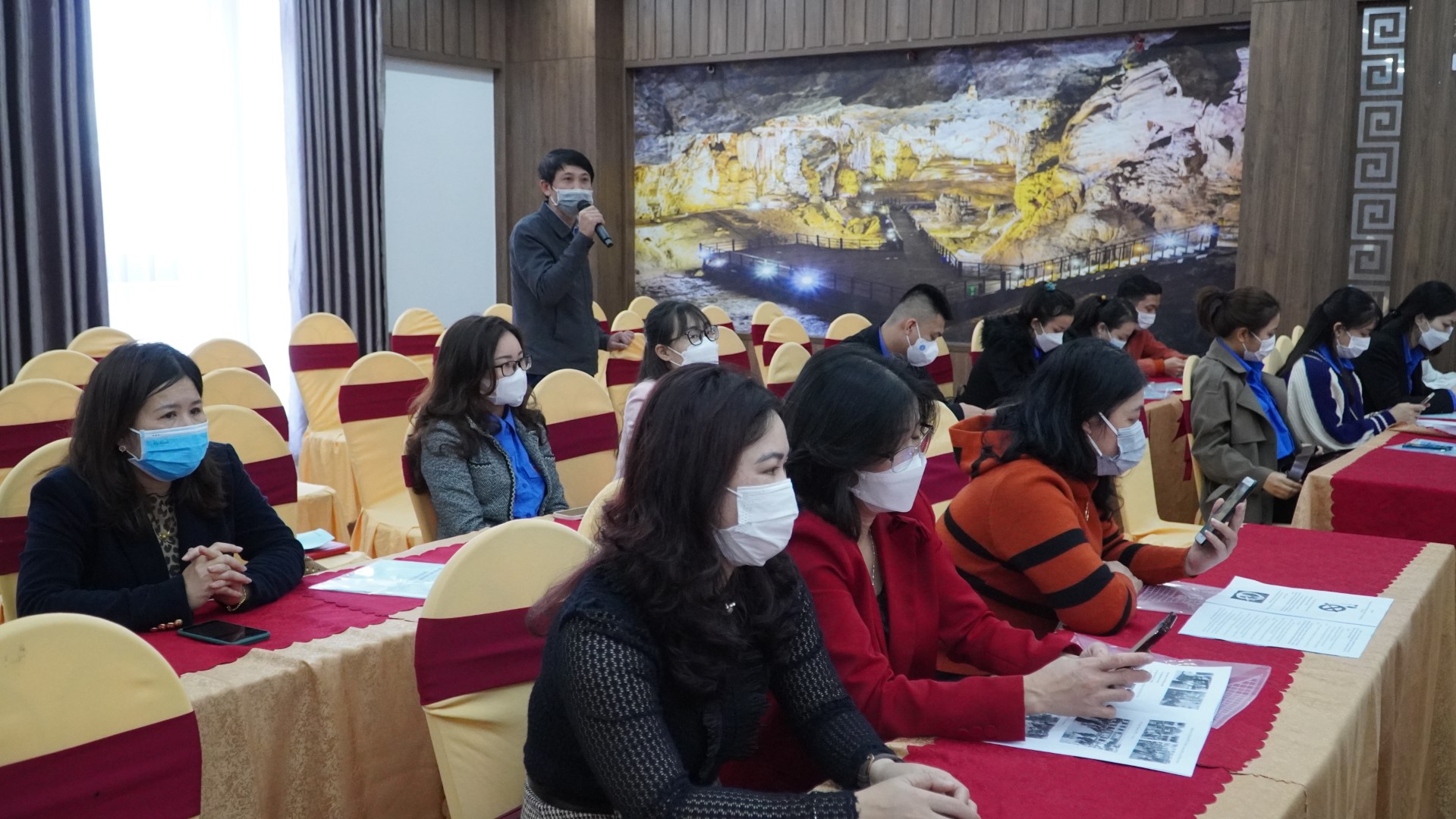 Các đại biểu trao đổi chia sẻ kinh nghiệm PCTHTL tại đơn vị222 Custom