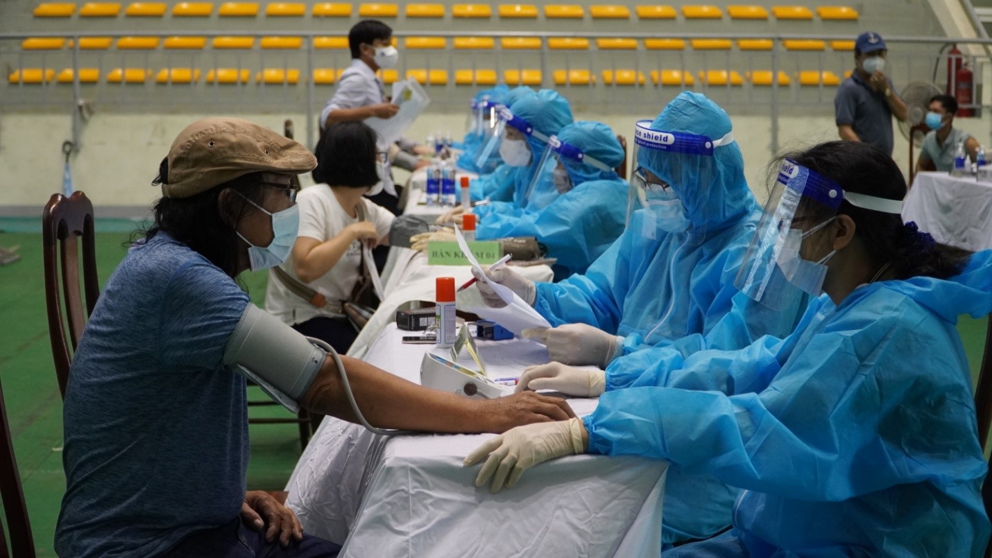 Các đối tượng được khám sàng lọc trước khi tiêmjpg