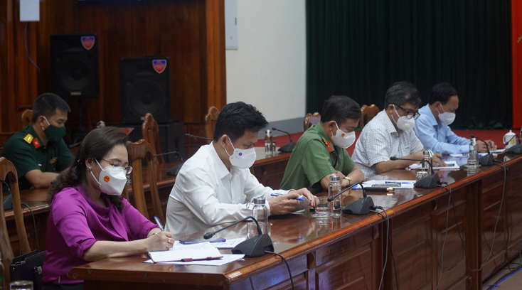 Các đồng chí trong Ban Thường vụ Tỉnh ủy tham dự cuộc họpjpg