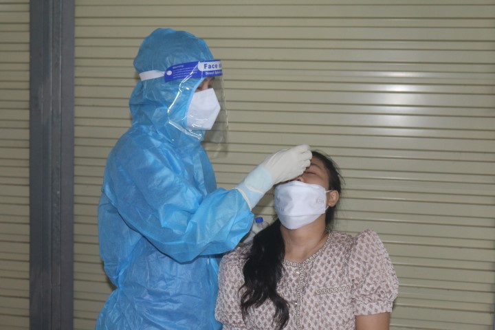 Cán bộ y tế lấy mẫu xét nghiệm sàng lọc SARS CoV 2 cho các tiểu thương và nhân viên quản lý tại chợ Đồng Hới. Small