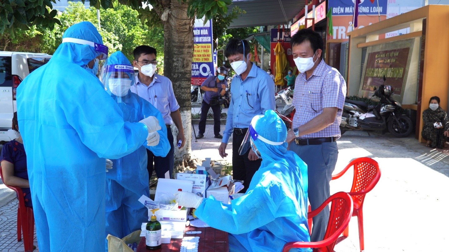 Cán bộ y tế tập trung đẩy nhanh tiến độ lấy mẫu