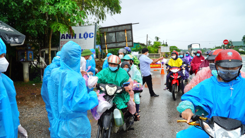 Công dân về quê tránh dịch bằng xe máy qua Chốt kiểm soát dịch Covid 19 xã Sen Thủy huyện Lệ Thủy. Small