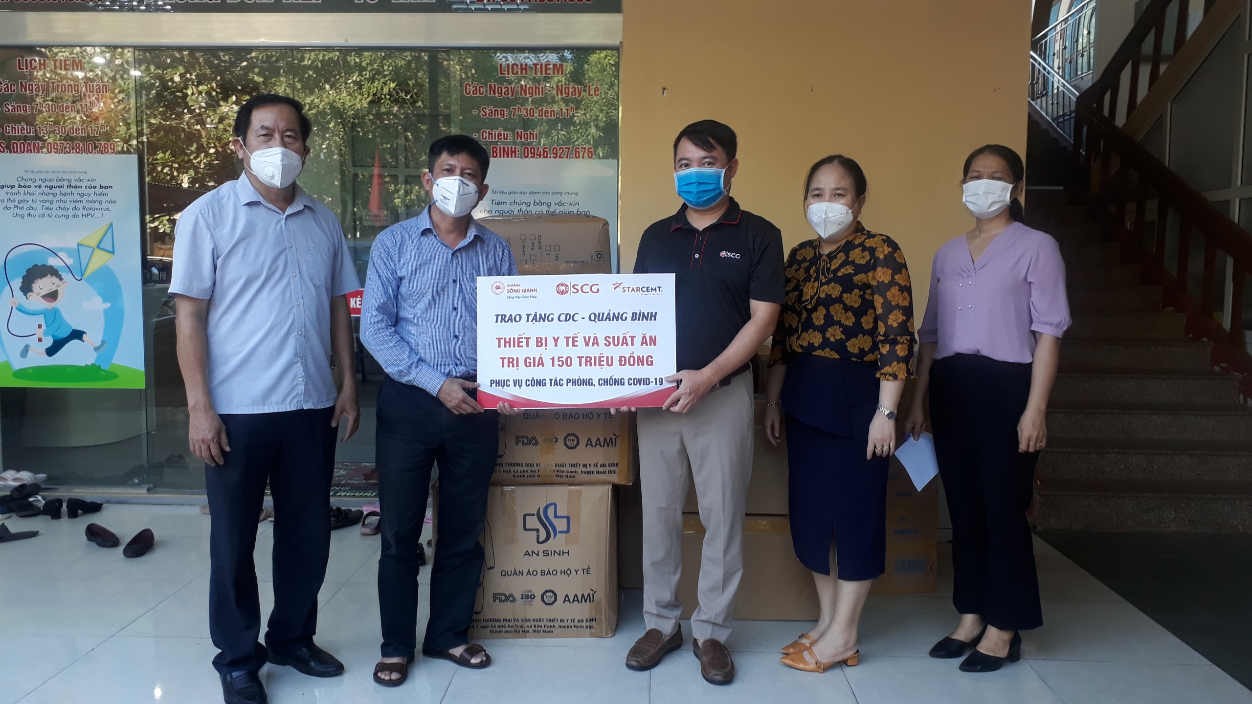 Công ty xi măng Sông Gianh trao tặng thiết bị y tế và suất ăn hỗ trợ công tác phòng phống dịch Covid 19