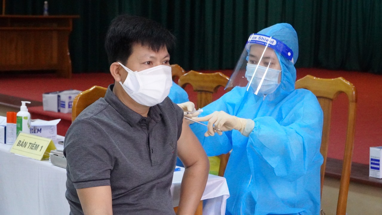 Công tác tiêm chủng được thực hiện đúng quy trình đảm bảo công tác phòng chống dịch Covid 19.2