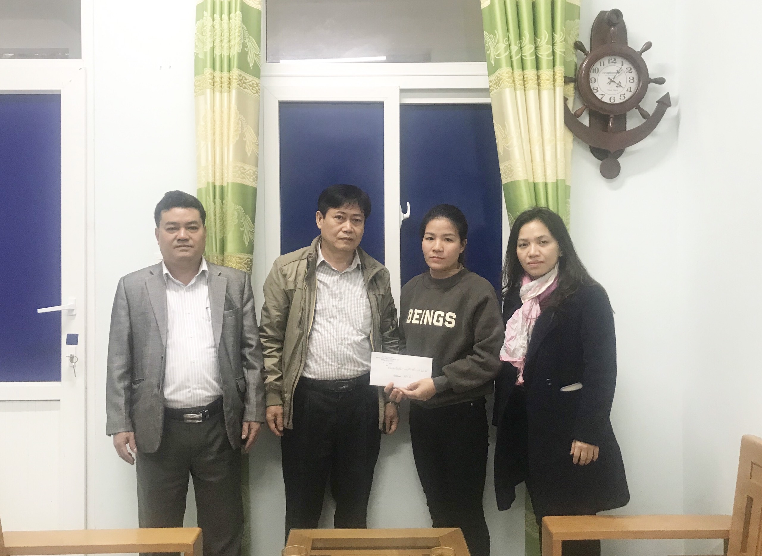 Công đoàn Trung tâm Kiểm soát bệnh tật trao tặng tiền hỗ trợ cho vợ anh Nguyễn Thế Trường