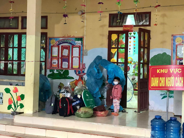 Dù thời tiết không thuận lợi nhưng lực lượng Y tế vẫn đảm bảo công tác vận chuyển người bệnh đi cách ly điều trị đúng quy định. Small