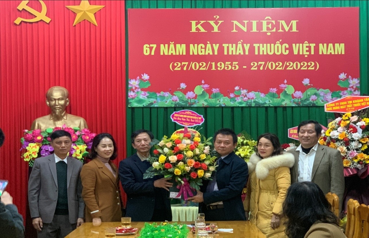 Huyện uỷ HĐND UBND UBMTTQVN huyện Lệ Thủy tặng hoa chúc mừng