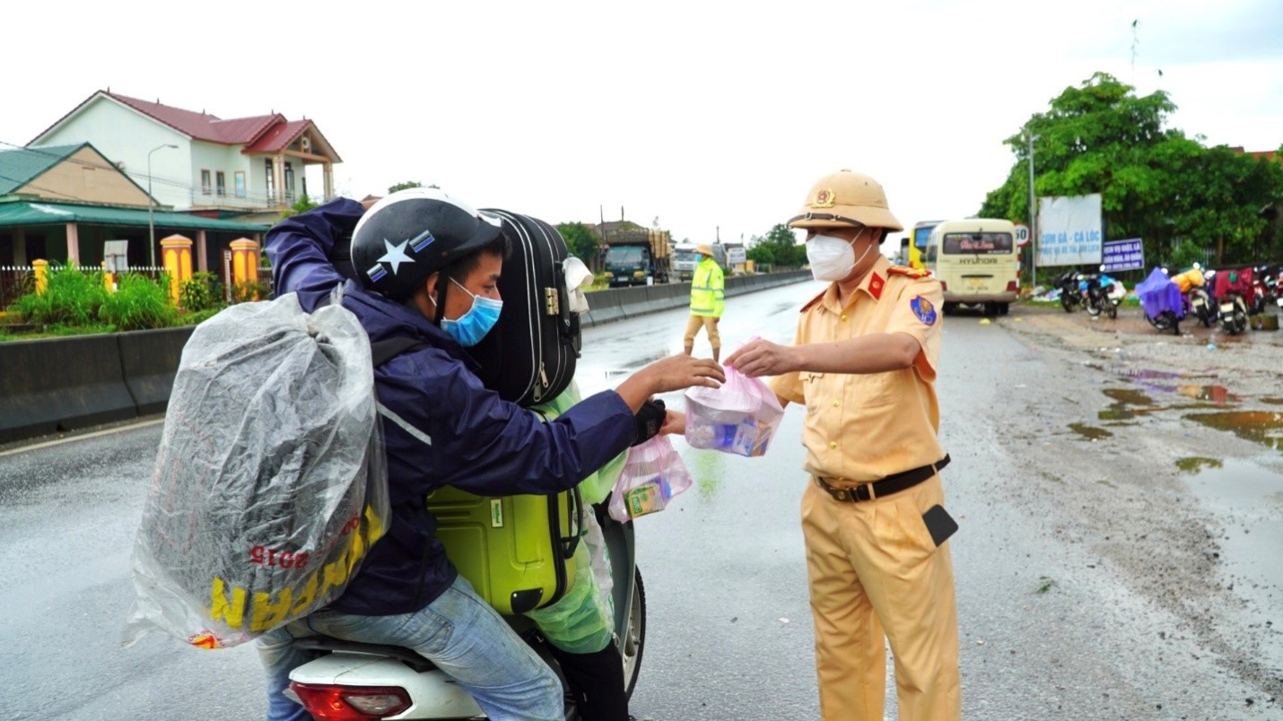 Hỗ trợ suất ăn cho bà con từ các tỉnh phía Nam về quê tránh dịch