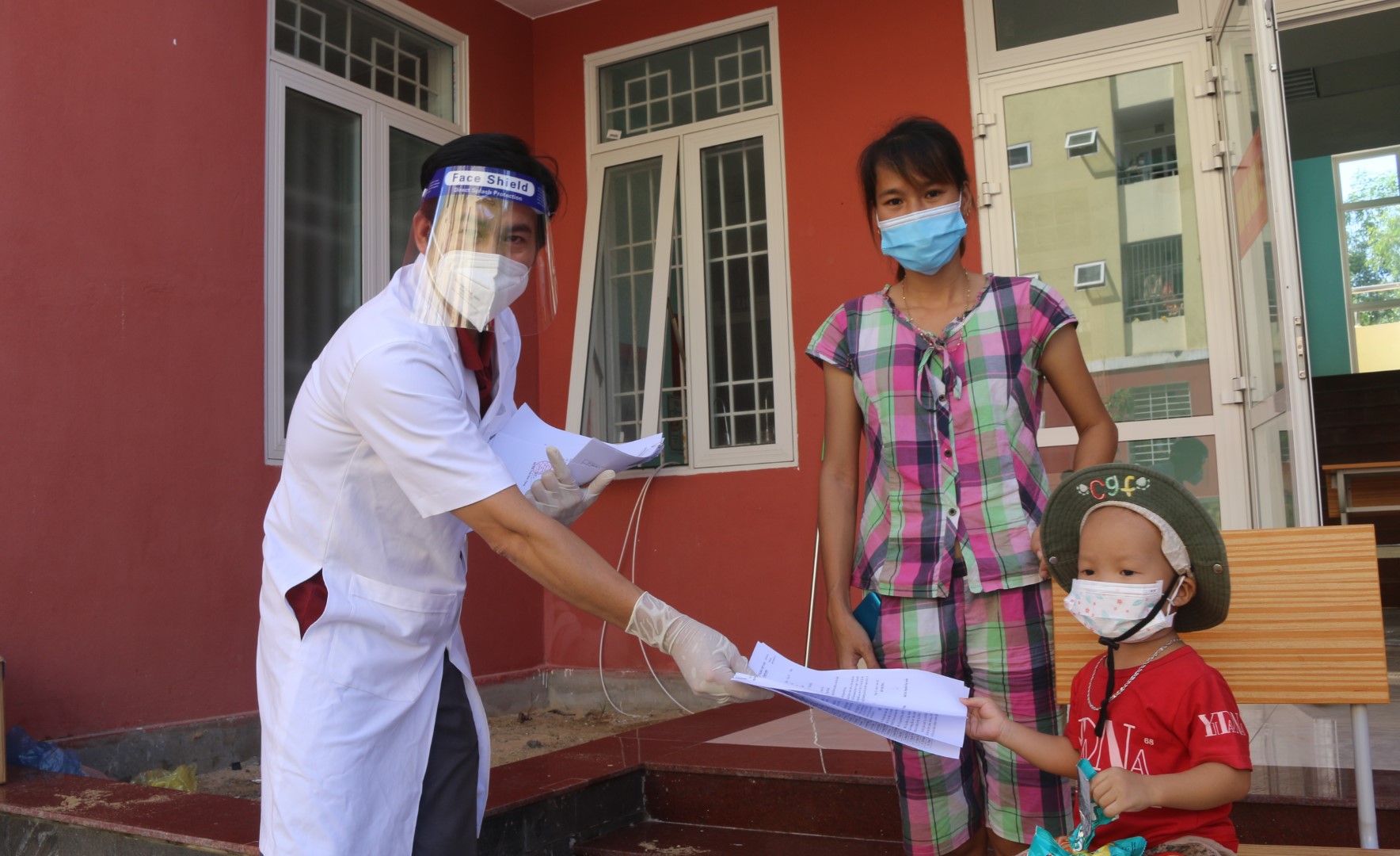 Khu vực điều trị Trung tâm Mắt Nội tiết tỉnh đã làm thủ tục xuất viện cho các bệnh nhân được điều trị khỏi Covid 19 Large