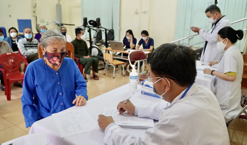 Khám sàng lọc bệnh lao lao tiềm ẩn cho người dân xã Quảng Châu huyện Quảng Trạch.2