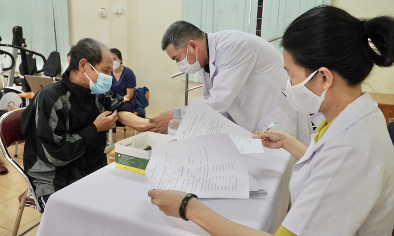 Khám sàng lọc bệnh lao lao tiềm ẩn cho người dân xã Quảng Châu huyện Quảng Trạch.3